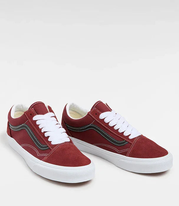 נעלי ואנס אדומות עם שרוכים לבנים, דגם קלאסי, נמכרות ב-CHOZEN מבית קבוצת אלפא