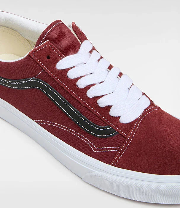 סניקרס ונאס אדום קלאסי CHOZEN, שרוכים לבנים, פס צד שחור, נמכר על ידי קבוצת אלפא