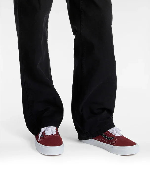 נעלי ואנס אדומות עם שרוכים לבנים, מכנסיים שחורים, צילום מוצר לאתר CHOZEN