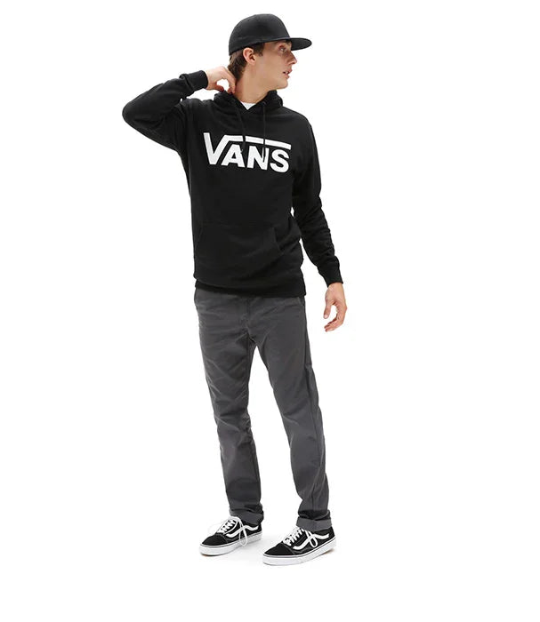 גבר עם קפוצ'ון ונעלי VANS לובש בגדים אופנתיים מחנות CHOZEN, רקע לבן