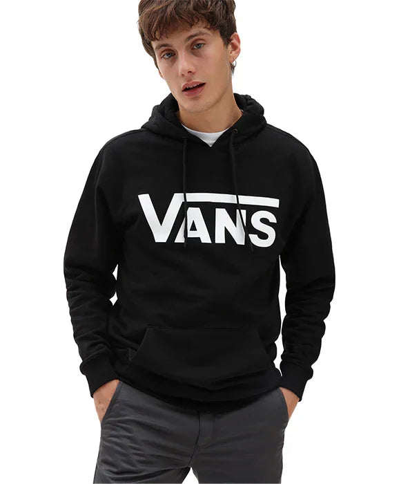דגם גבר לובש קפוצ'ון שחור של VANS, אופנה צעירה מבית CHOZEN, מותגים מובילים בישראל