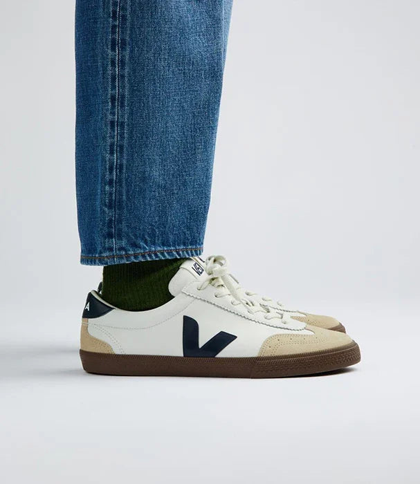 נעל סניקרס לבנה עם סוליה חומה של Veja, לוגו V גדול, ג'ינס, מאתר CHOZEN