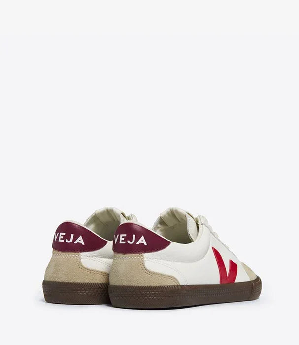 נעלי סניקרס VEJA לבן בורדו עם סוליה חומה, מותגים מובילים ב-CHOZEN