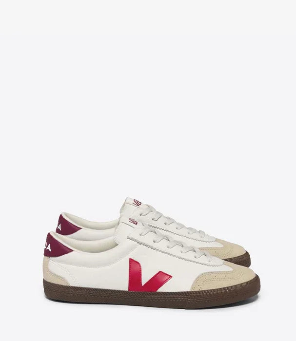 נעלי סניקרס Veja לבנות עם סוליה חומה וסמל V אדום, מבחר מותגים באתר CHOZEN