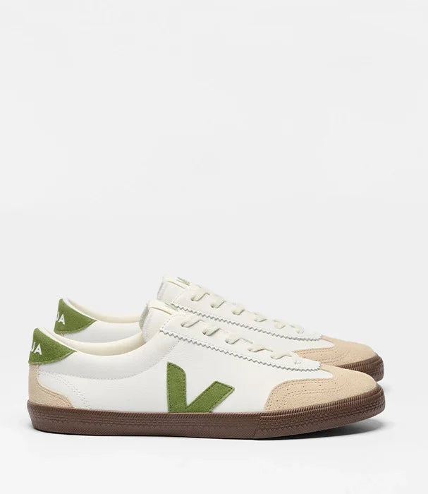 נעלי סניקרס Veja אורבניות לבנות עם סוליה חומה, פרטים ירוקים ובז', בחנות CHOZEN