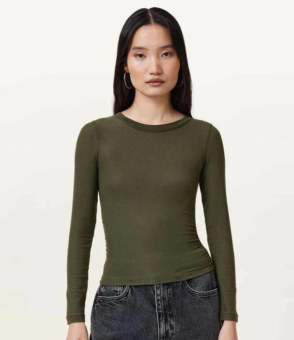 חולצת נשים ארוכה ירוקה, אופנה לנשים מבית CHOZEN, צילום על רקע בהיר