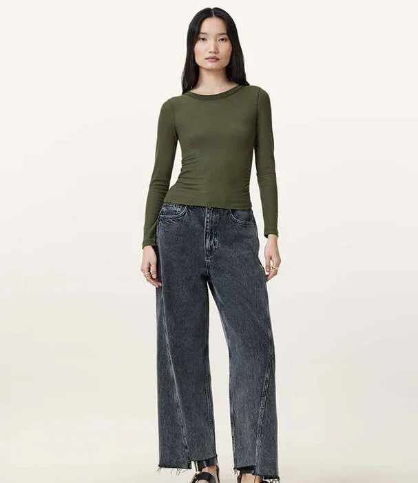 דוגמנית לובשת חולצה ירוקה ארוכה ומכנסי ג'ינס רחבים, אופנת נשים CHOZEN