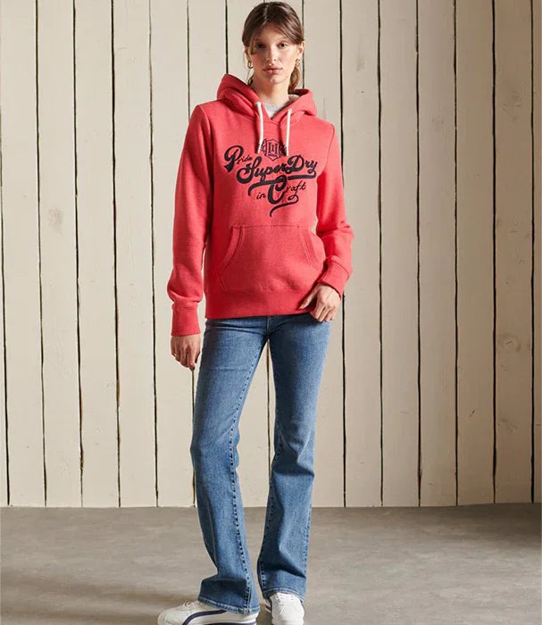 אישה מדגמנת קפוצ'ון ורוד עם לוגו Superdry ומכנסי ג'ינס, מותגי אופנה ב-CHOZEN