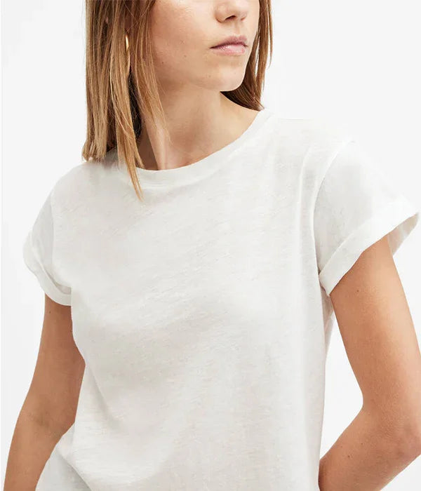 אישה לובשת חולצת טי לבנה מבית CHOZEN, צילום על רקע לבן, אופנה יומיומית אלגנטית