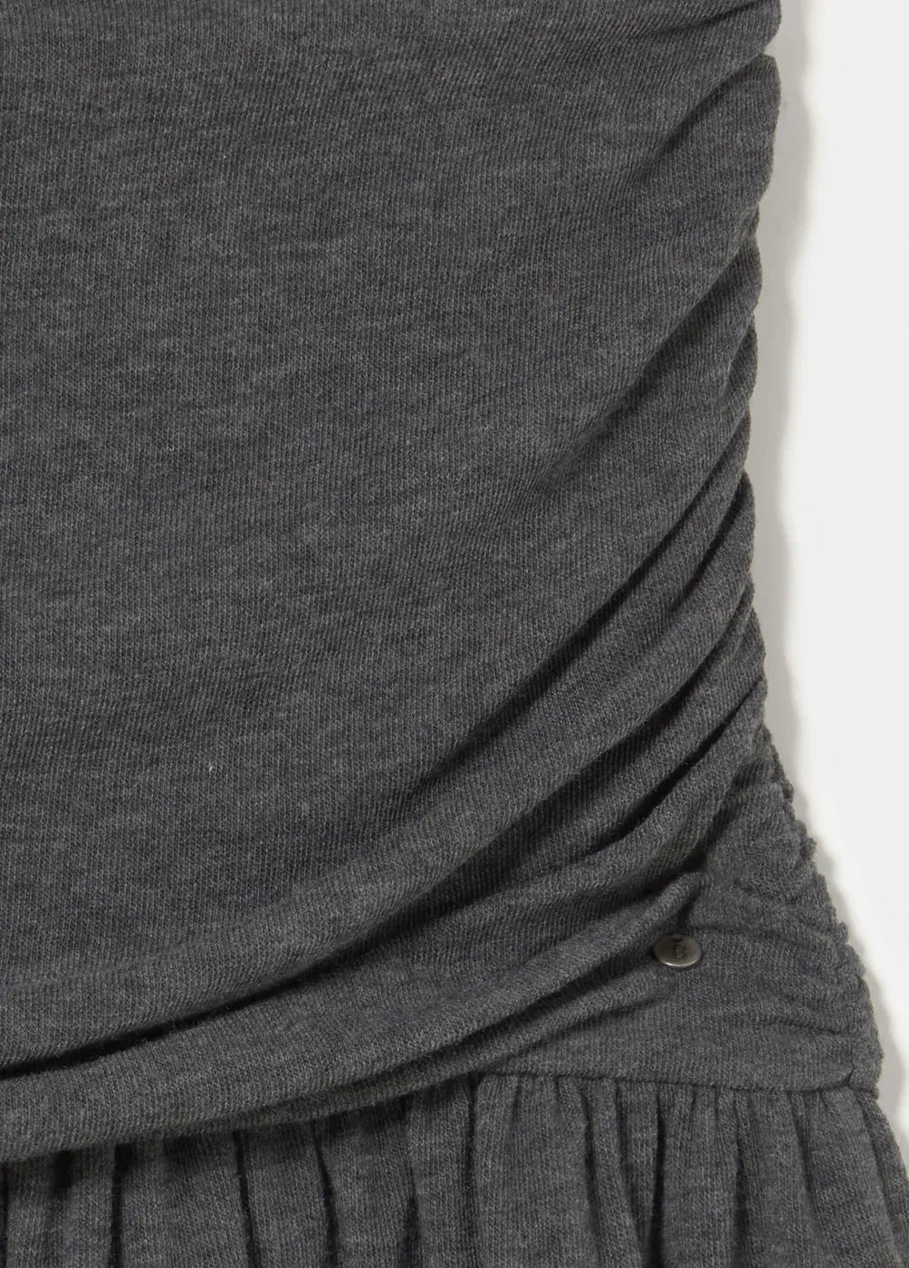 בד אפור מקומט בפרט של בגד אופנה יוקרתי, CHOZEN, מתוך קולקציה מבית קבוצת אלפא