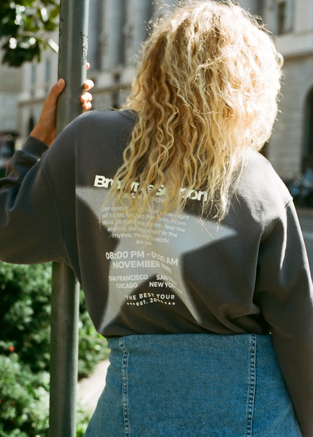 בראוני סווטשירט לנשים - CHOZEN