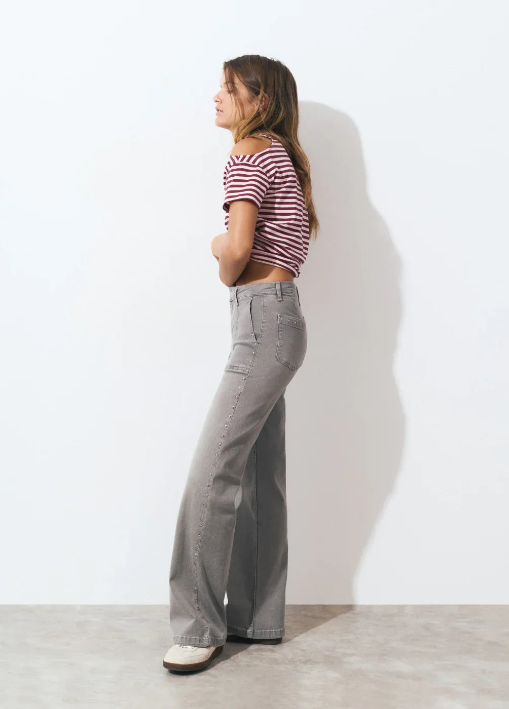 נערה לובשת ג'ינס ישר אפור וחולצת פסים אדומה, אופנת נוער CHOZEN