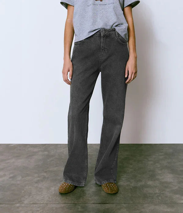 מכנסי ג'ינס שחורים בגזרה רחבה לנשים, מוצג על רקע סטודיו, אופנת CHOZEN