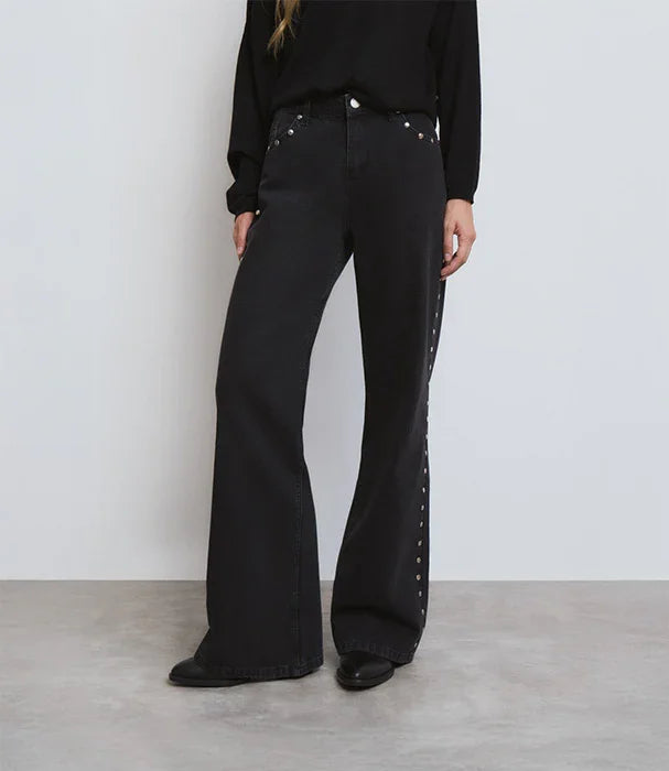 ג׳ינס שחור מתרחב עם ניטים בצדדים לנשים, אופנה עכשווית מבית CHOZEN קבוצת אלפא