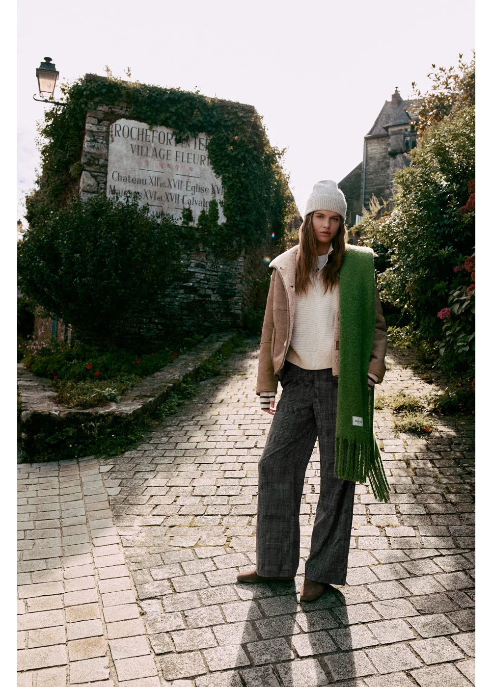 אופנת חורף לנשים CHOZEN, דוגמנית עם צעיף ירוק ובגדי סתיו בסמטת כפר אירופי