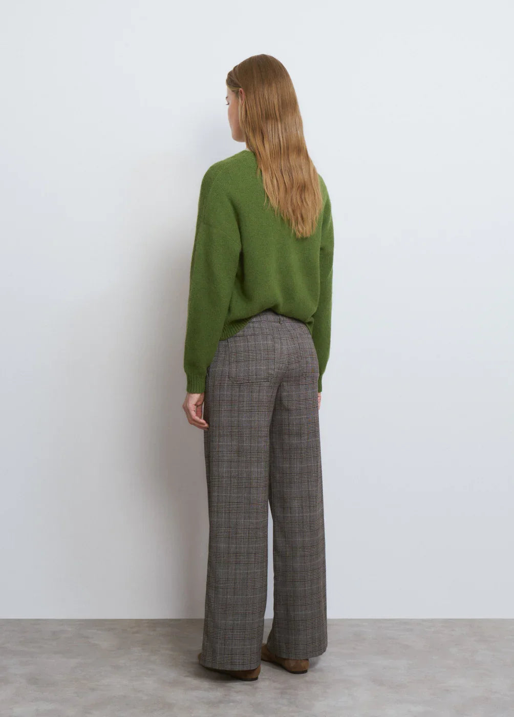 אישה עם סוודר ירוק ומכנסיים רחבים משובצים, אופנה עדכנית CHOZEN