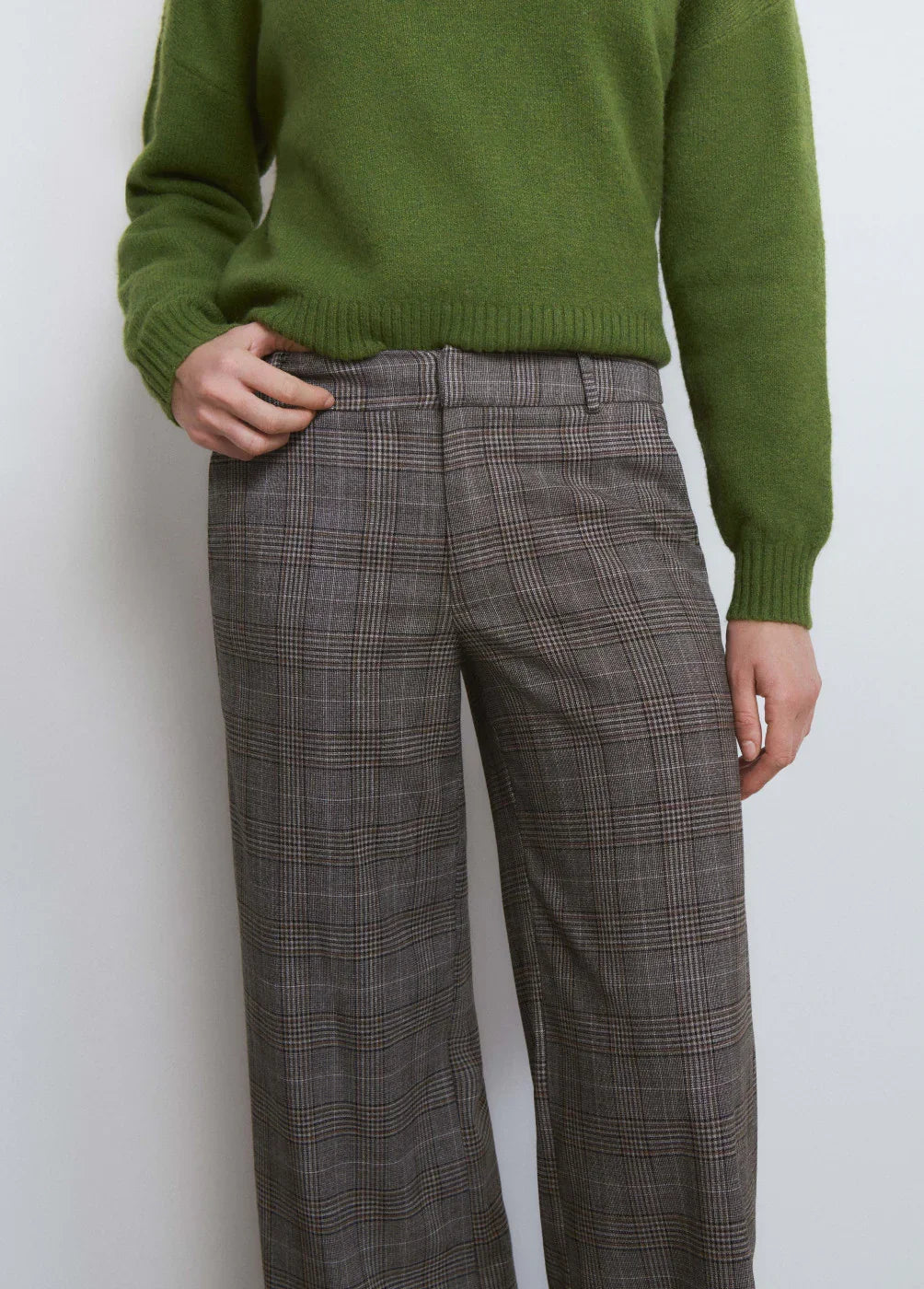 מכנסיים מחויטים משובצים אפור בשילוב סוודר ירוק, אופנה CHOZEN