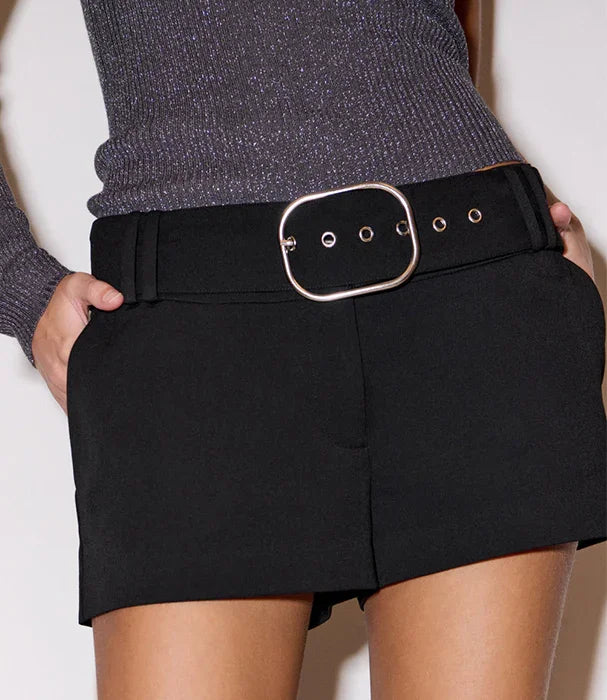 מכנסיים קצרים שחורים עם חגורה, חולצה מבריקה, אופנה עדכנית CHOZEN