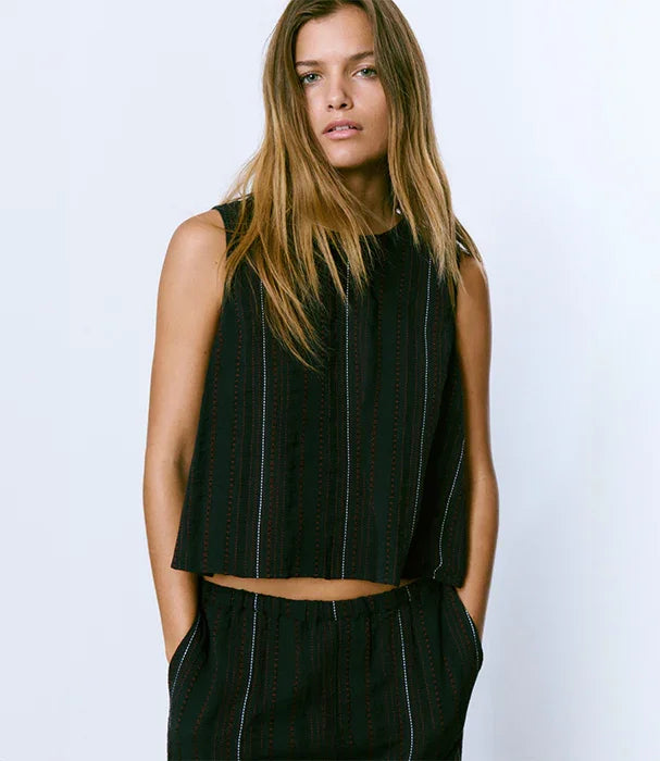 דוגמנית עם טופ ומכנסיים שחורים של CHOZEN, אופנה קיץ לנשים, קבוצת אלפא