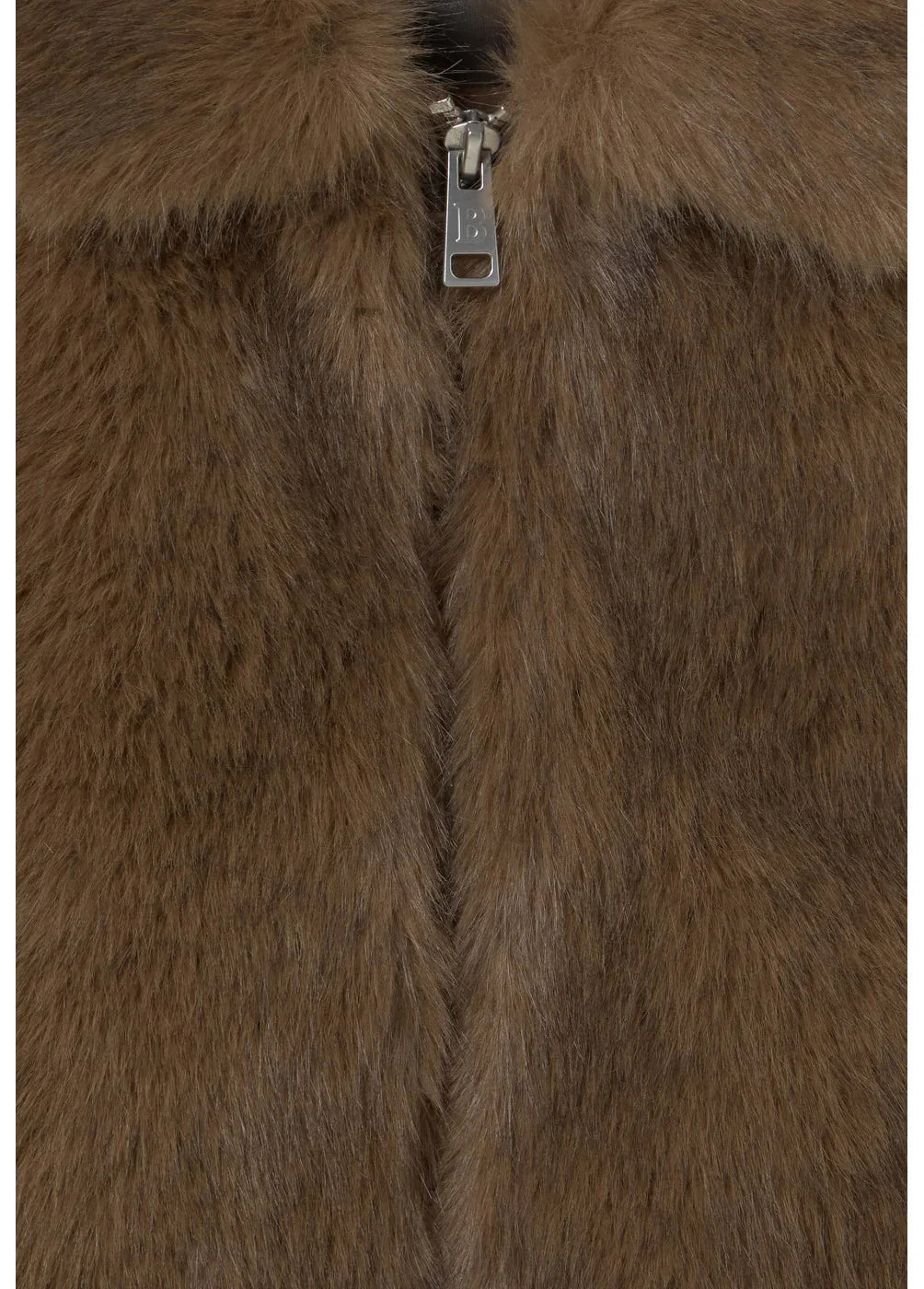 זום על סגירת רוכסן במעיל פרווה חום יוקרתי, אופנה טרנדית מבית CHOZEN