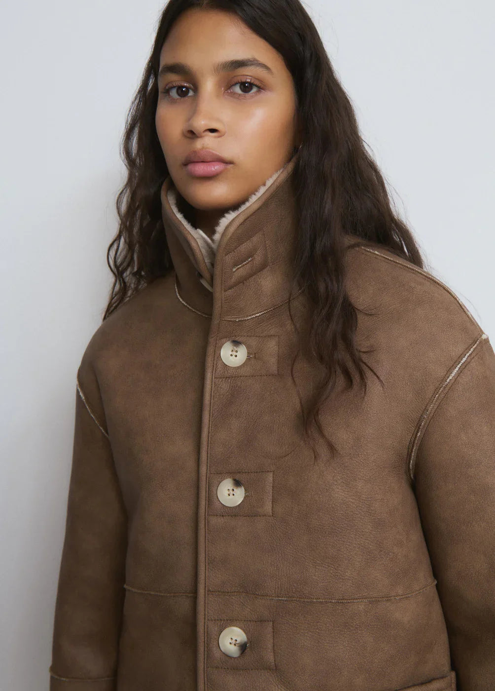 אישה עם מעיל חום אופנתי מכופתר, צילום אופנה CHOZEN קולקציה חורף