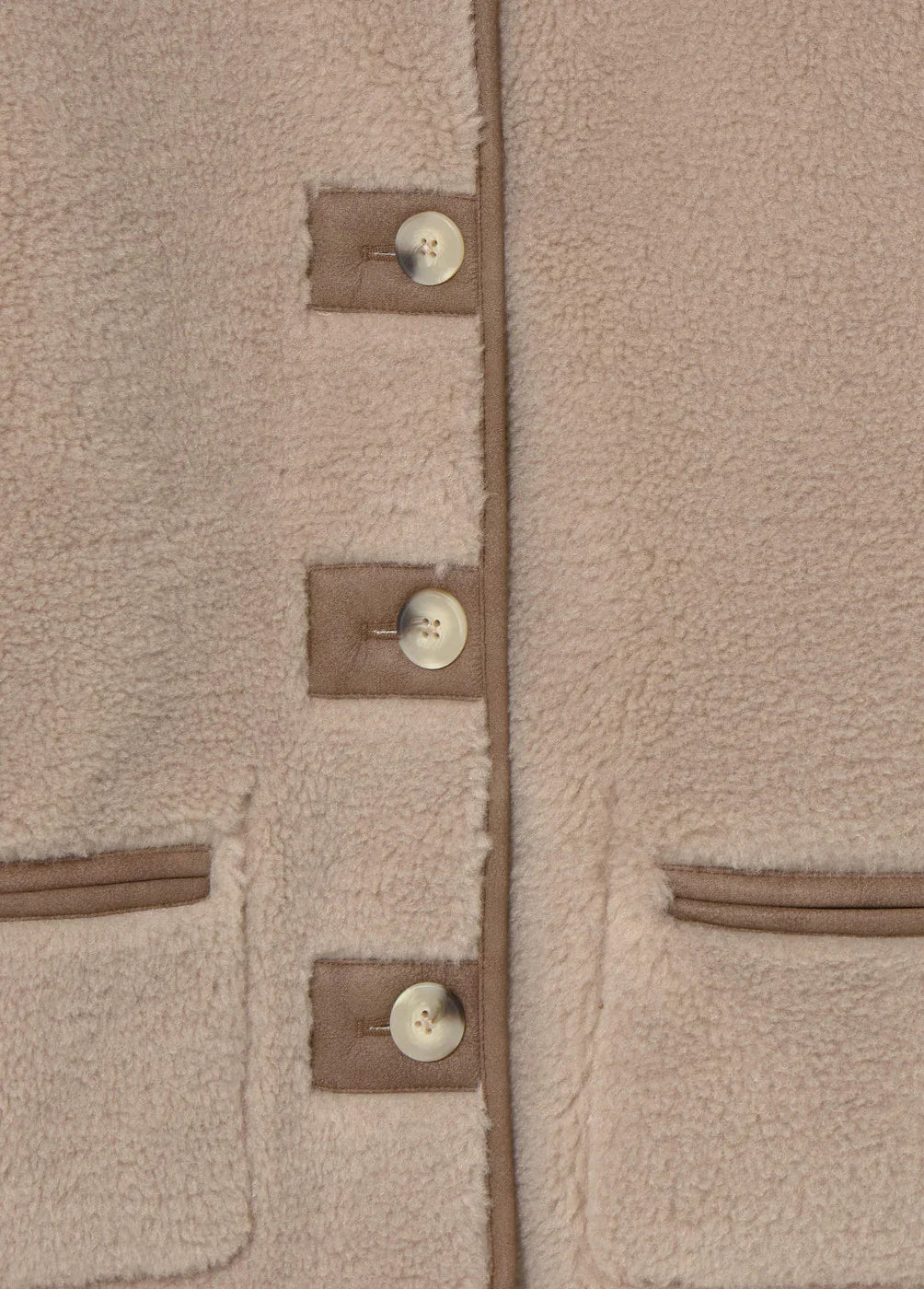 מראה מקרוב של מעיל בווייז' מבד פליס עם כפתורים וכיסים, אופנת חורף CHOZEN