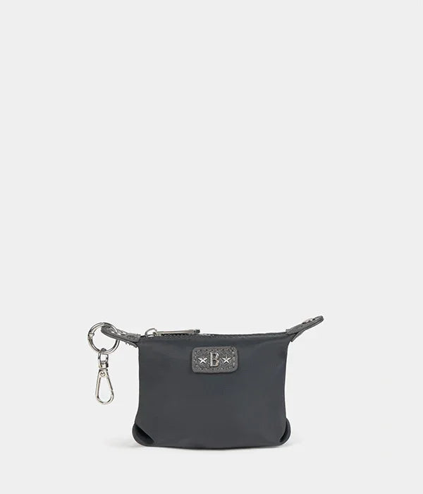 ארנק קטן שחור עם רוכסן ותלייה, מוצר יוקרה של CHOZEN, רקע לבן חלק