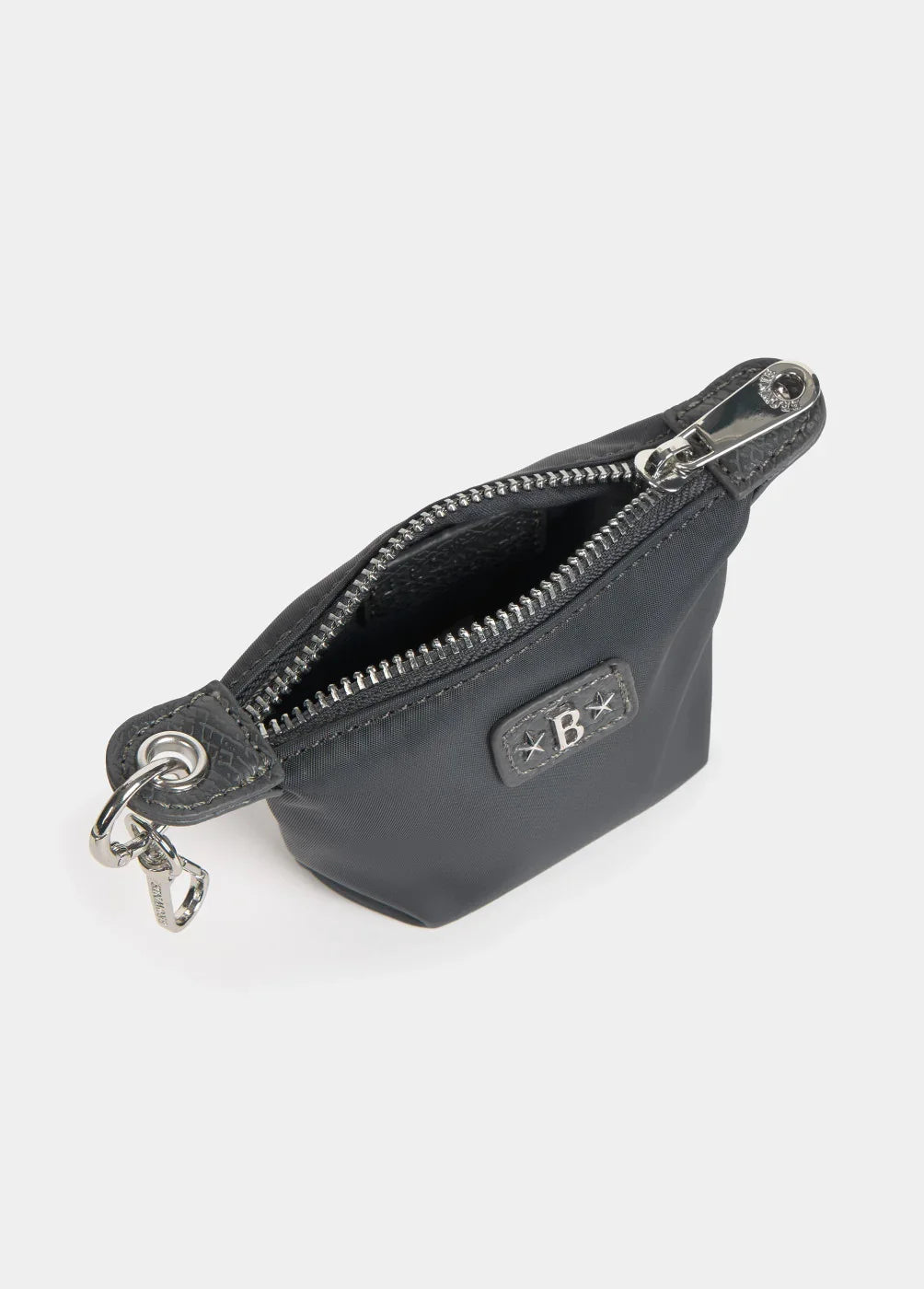 ארנק קטן שחור עם רוכסן ותליון מתכתי, מבית מותגים מובילים ב-CHOZEN