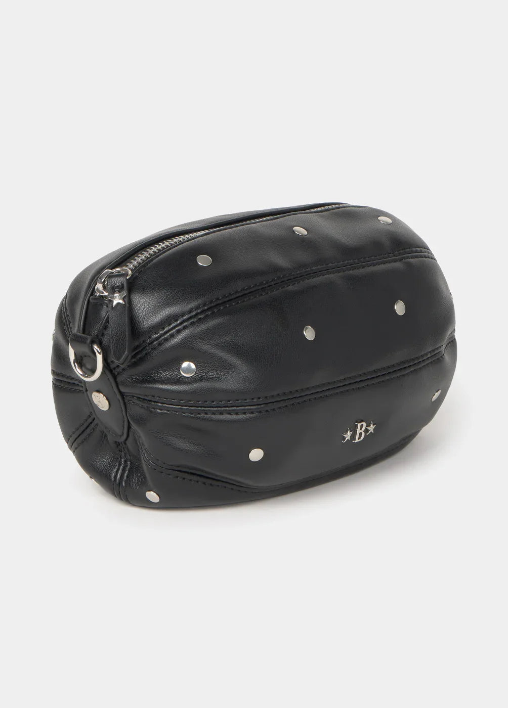 תיק איפור שחור מעור עם ניטים כסופים ואות B, קולקציית מותגים CHOZEN