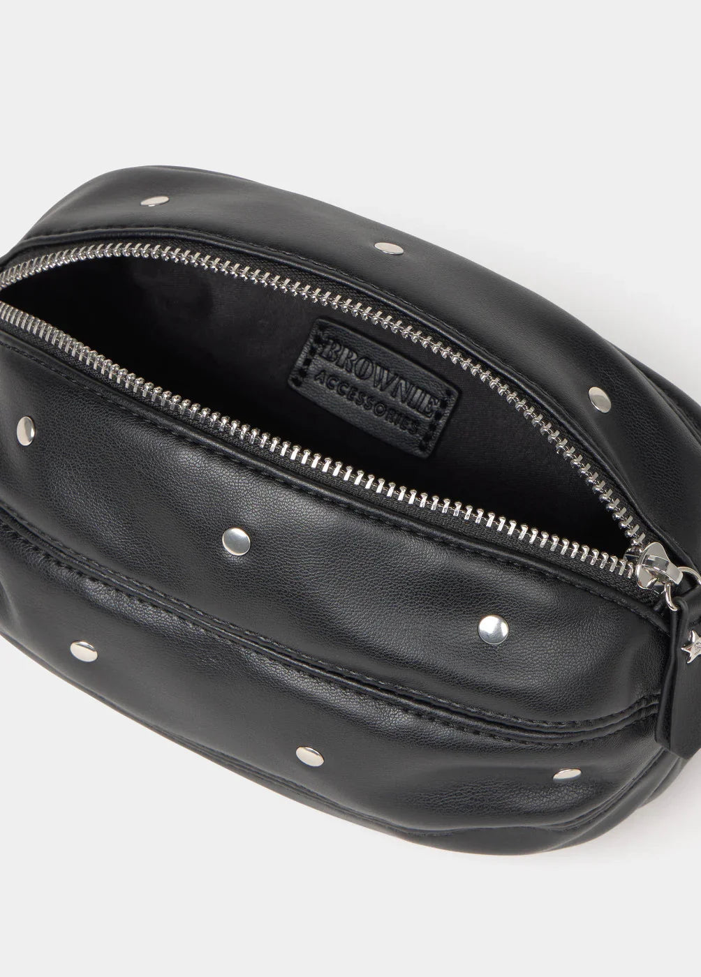תיק מותג BROWNIE שחור עם רוכסן וכפתורים כסופים, עיצוב עכשווי מחנות CHOZEN