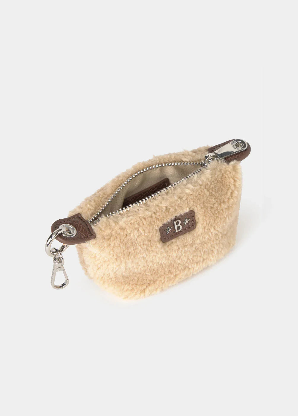 ארנק פרוותי קטן בצבע בז', רוכסן ולולאת תלייה, המותג CHOZEN, מצולם על רקע לבן