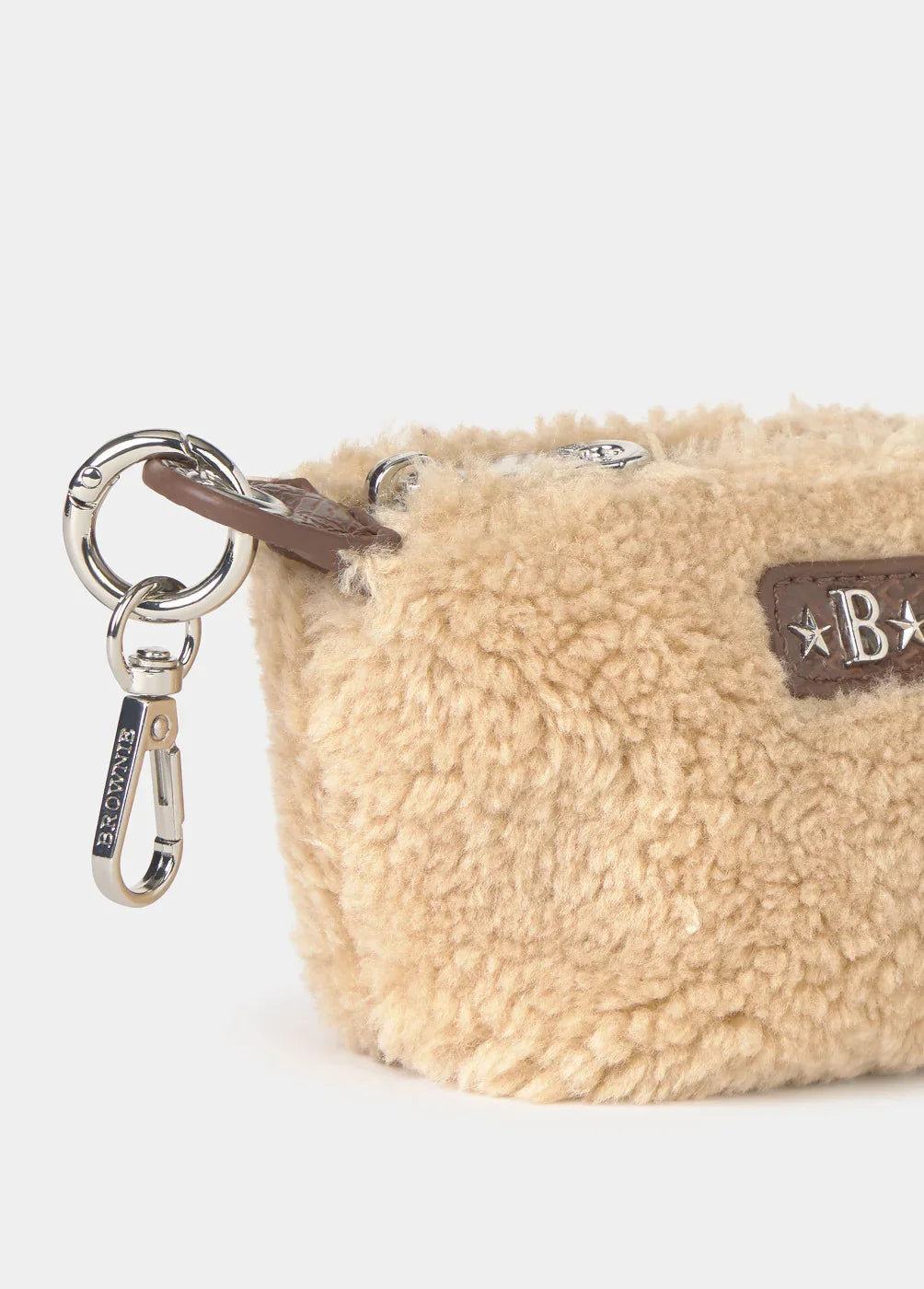 תיק קטן פרוותי בצבע בז' עם תג בולט, סגר מתכתי ולולאת חיבור, מבית CHOZEN מותגים מובילים