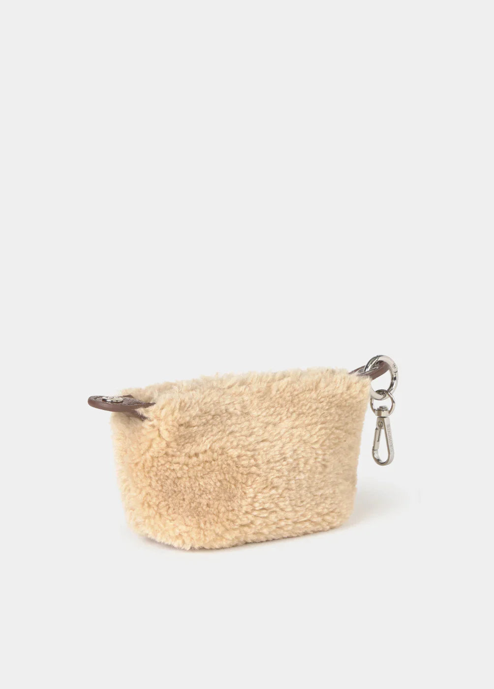 נרתיק פרווה קטן בצבע בז' עם קליפס מתכתי, CHOZEN, אקססוריז מעוצבים מבית קבוצת אלפא