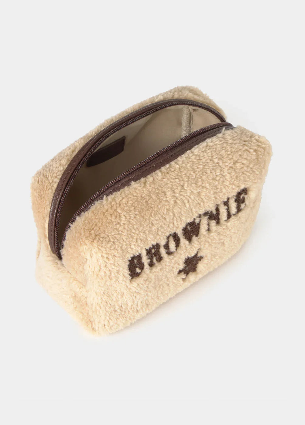 נרתיק בד צמרירי בצבע בז׳ עם כיתוב BROWNIE, ריצ'רץ' חום, עיצוב טרנדי מקבוצת CHOZEN