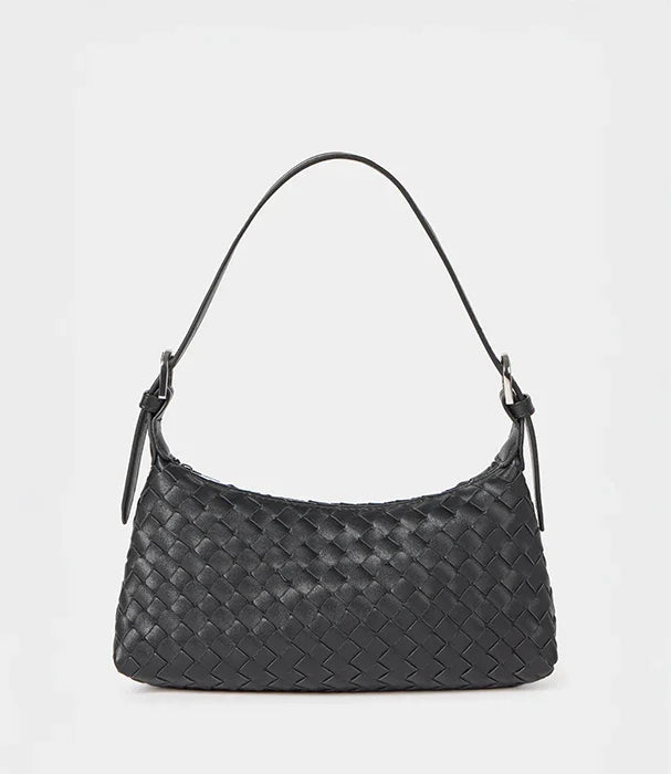 תיק כתף שחור קלוע לאישה, אופנתי מבית CHOZEN, צילום על רקע לבן