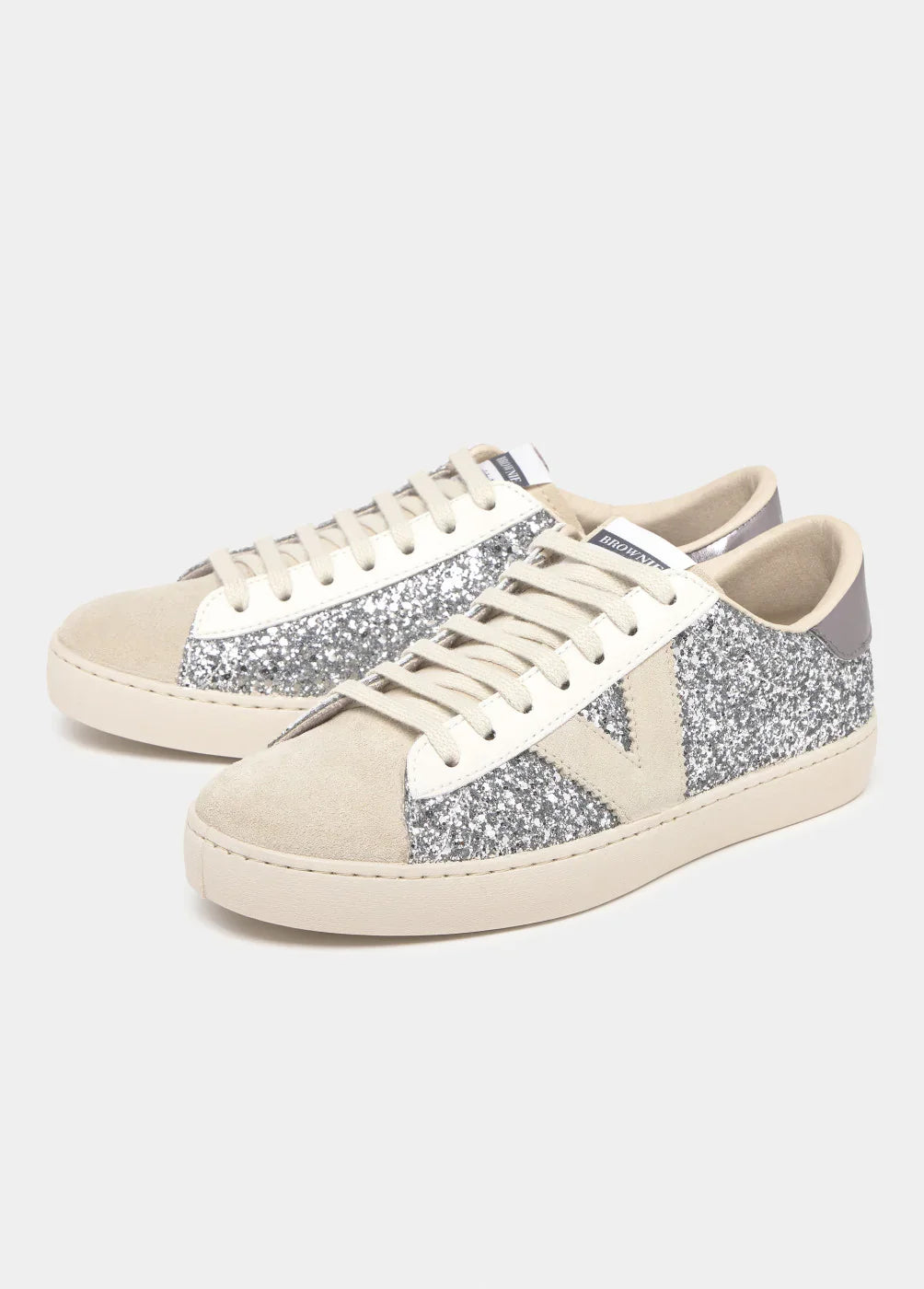 סניקרס טרנדיות עם נצנצים כסופים ולוגו V, דגם נעלי מעצבים יוקרתיים מ-CHOZEN