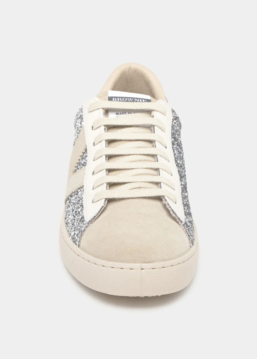 סניקרס עור בז׳ עם שרוכים ולוחיות כסף נוצצות, מותג Brownie ב-CHOZEN