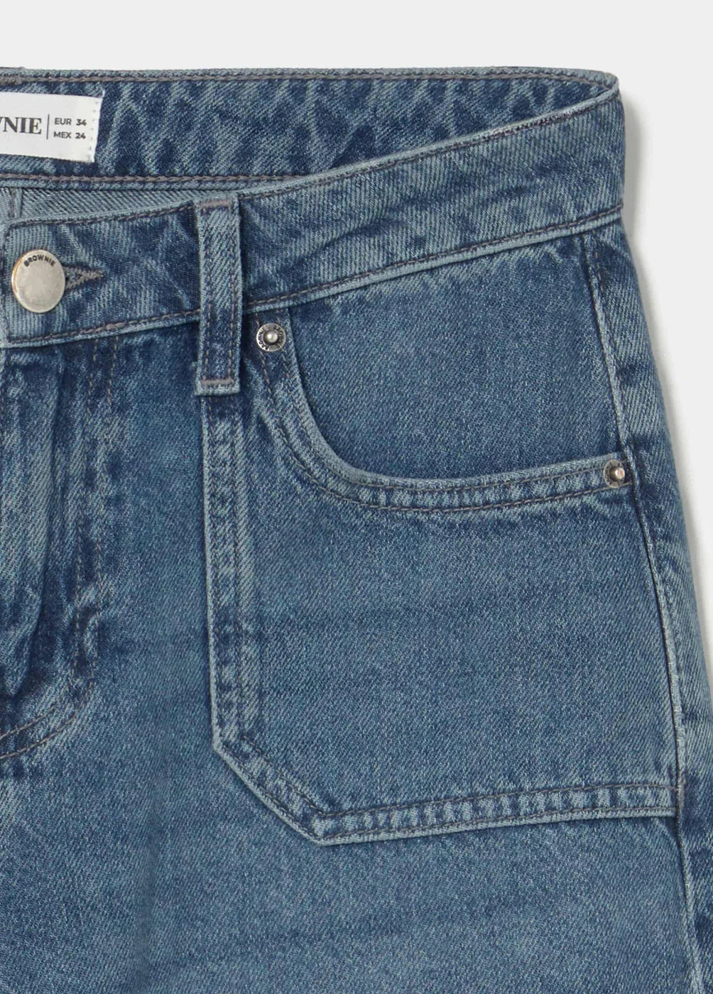 תקריב ג'ינס כחול קלאסי עם תפרים בולטים וכיס קדמי, אופנה CHOZEN