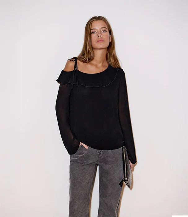 חולצת נשים שחורה עם כתף חשופה, שרוולים ארוכים, מכנסיים אפורים, אופנת CHOZEN