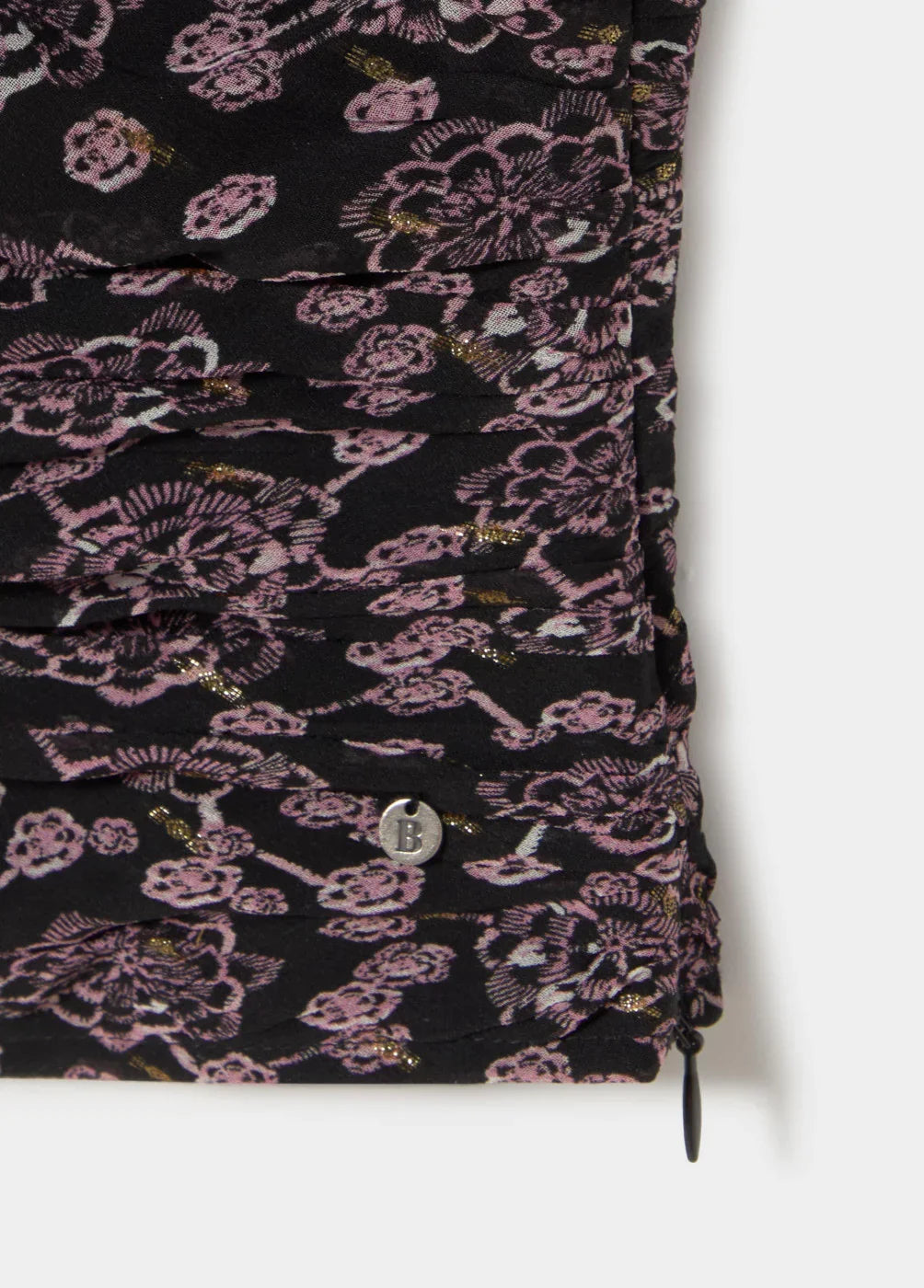 בד שחור עם הדפס פרחים סגול וזהב מחנות CHOZEN, דיטייל כפתור וכיווצים אופנתיים