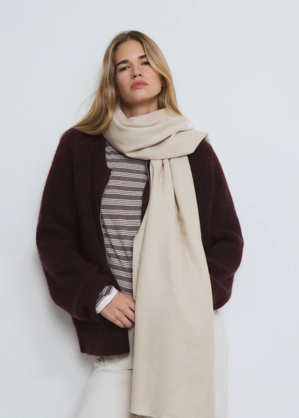 אופנת חורף נשית CHOZEN, דוגמנית עם סוודר בורדו, צעיף בז' וחולצה מפוספסת, קולקציית מותגים מובילים