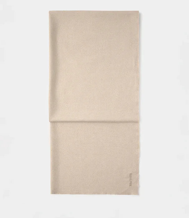 צעיף בז' אלגנטי, עיצוב יוקרתי מבית CHOZEN, רקע לבן, מוצר אופנה מוביל