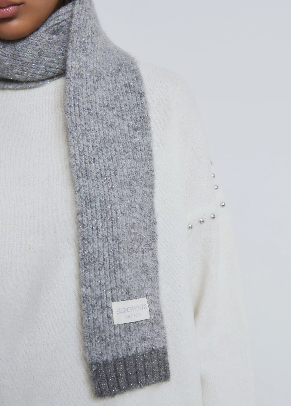 צעיף סרוג אפור עם תווית BROWNIE על סוודר לבן מעוטר פנינים, אופנה CHOZEN