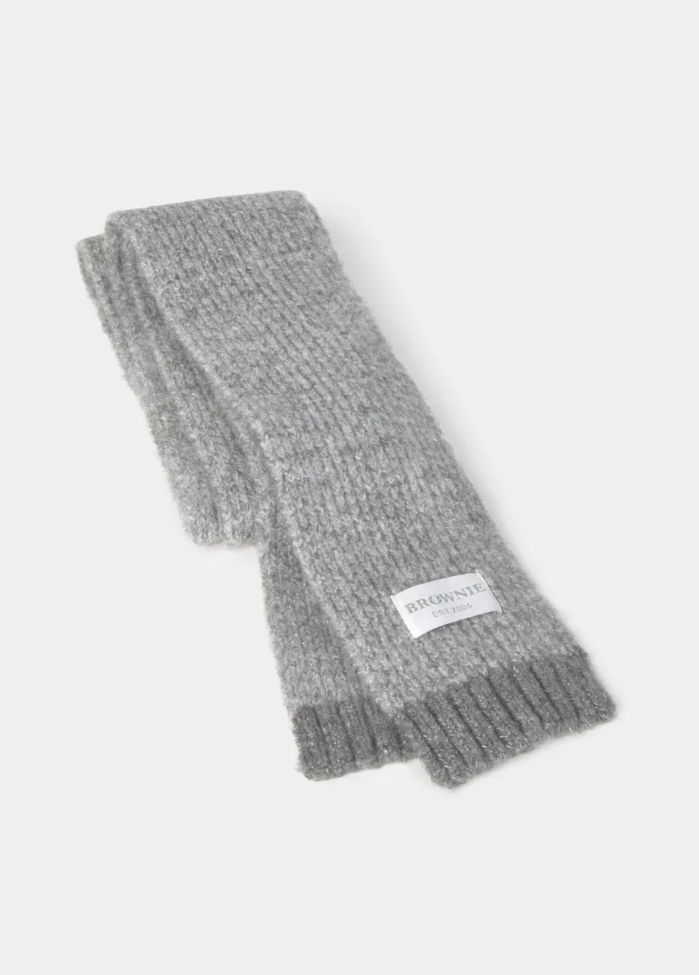 צעיף סרוג אפור עם תג BROWNIE מבית CHOZEN על רקע לבן