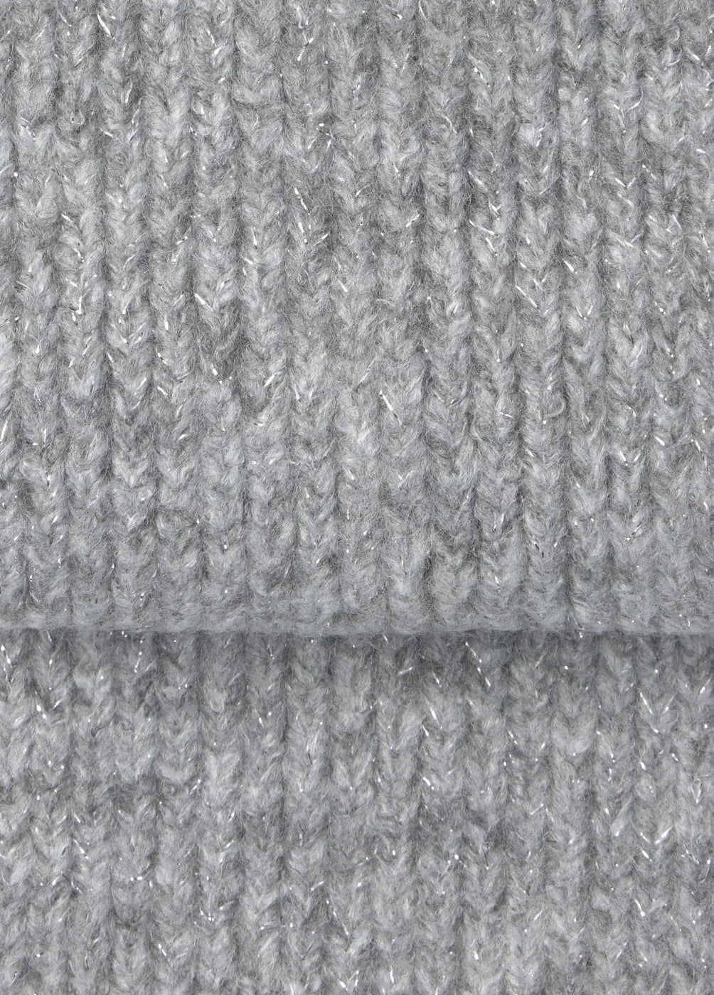 סריג אפור מרקם עבה מבית CHOZEN, צילום תקריב למשטח סרוג איכותי