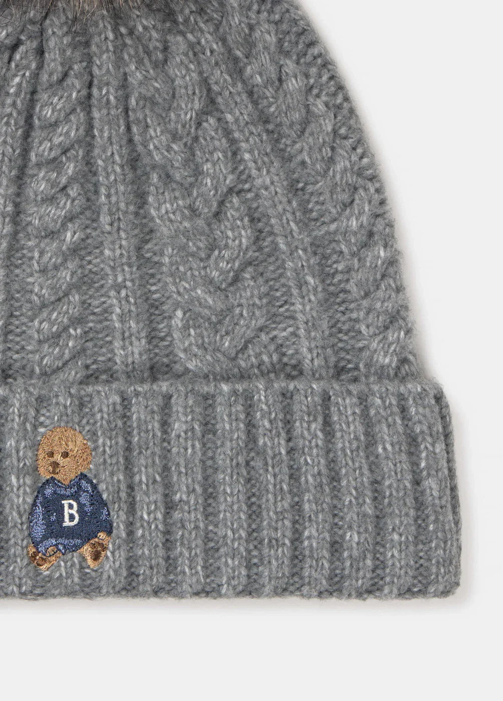 כובע סרוג בצבע אפור עם דוגמת צמות ותווית דובון, מותג אופנה ב-CHOZEN