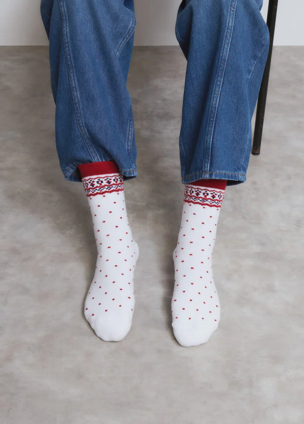 גרביים לבנים עם נקודות אדומות ודוגמת פסים עליונה, נעלים עם ג'ינס, CHOZEN