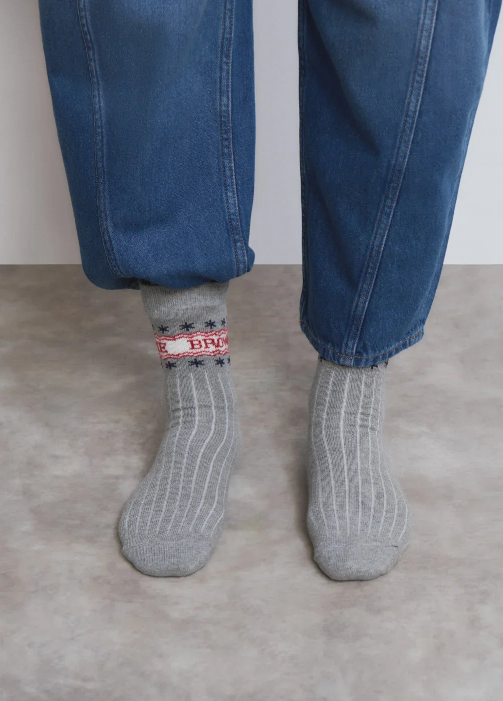 גרביים אפורות עם דוגמת כוכבים וטקסט, לובשים עם ג'ינס, CHOZEN מותגים מובילים