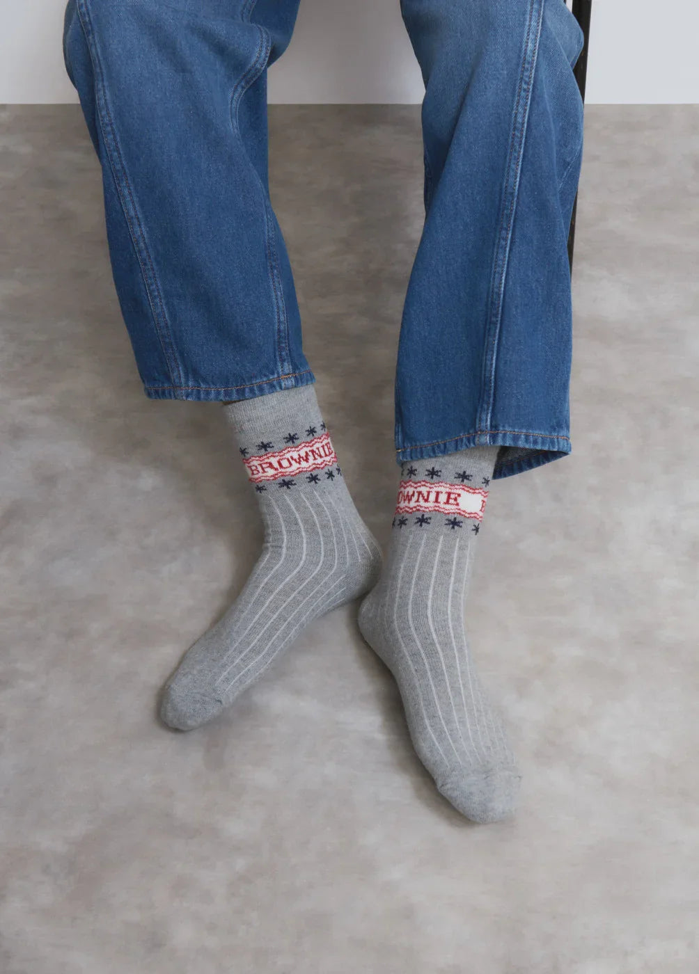 גרביים אפורים עם דוגמת כוכבים וכיתוב BROWNIE, נלבשים עם ג'ינס, צילום לאתר CHOZEN