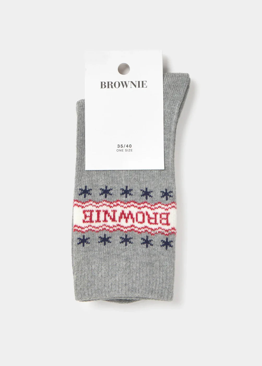 גרביים אפורות עם כיתוב BROWNIE, דוגמה אדומה וכחולה, מוצר אופנה מקבוצת אלפא CHOZEN